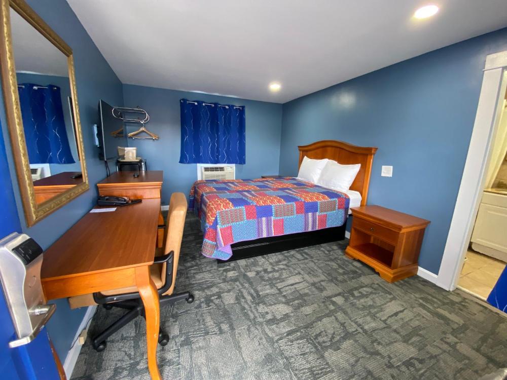 Queen Room - Non-Smoking interior